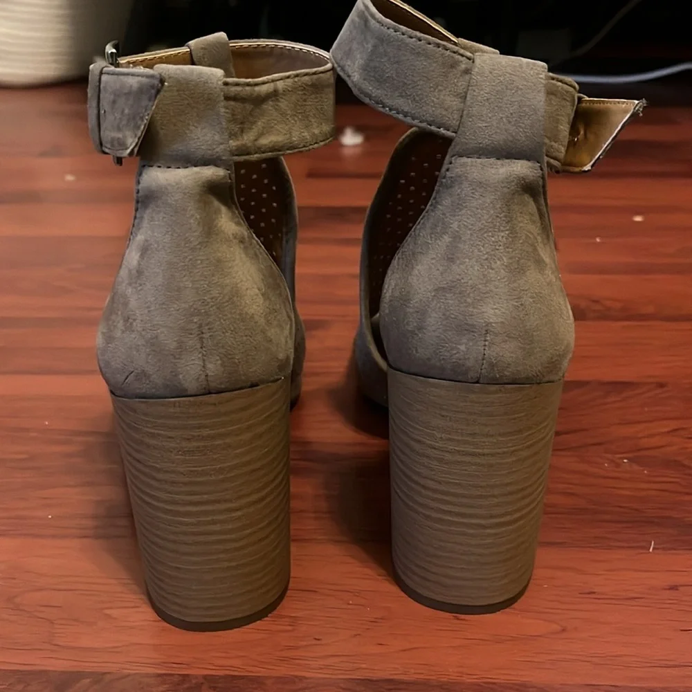 Universal Thread Taupe Peep-Toe Heeled Sandals - Picture 3 of 4